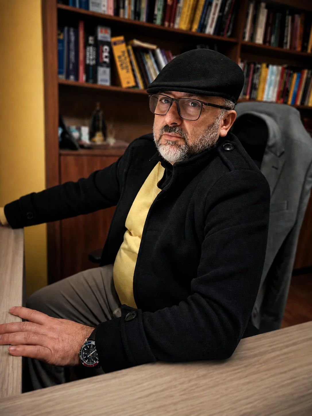 Roberto Carlos Moreschi em momento de atendimento, sentado à mesa em ambiente reservado